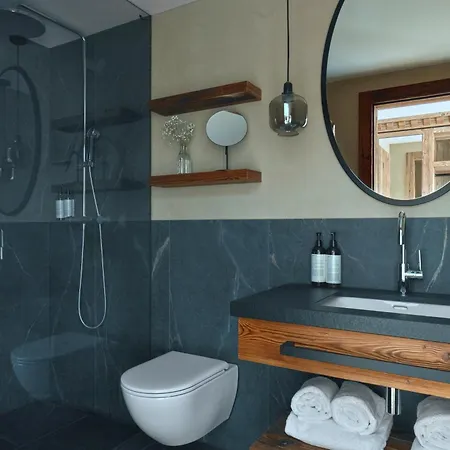 מלון Miiro The Mansard 4*